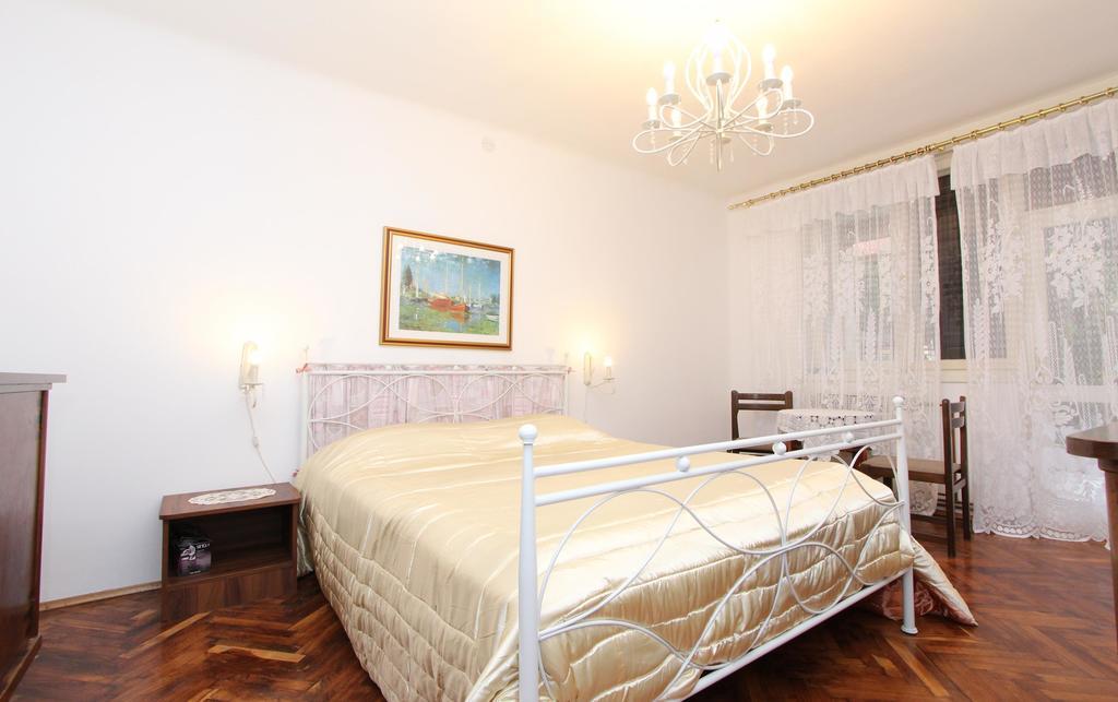 Guest House Aurora Ровинь Экстерьер фото