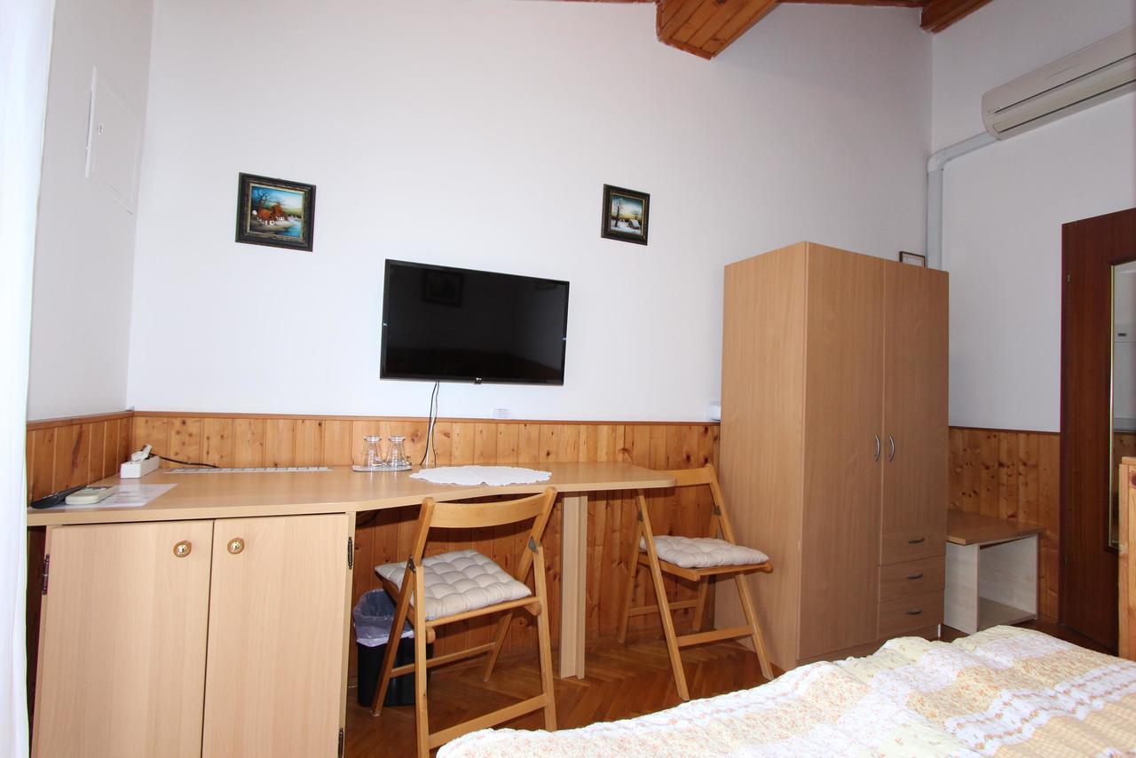 Guest House Aurora Ровинь Экстерьер фото
